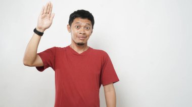 Asyalı adam beyaz arka planda işaret dili kullanıyor. İşaret dilini elle öğren. ASL Amerikan İşaret Dili