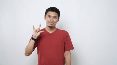 Asyalı adam beyaz arka planda işaret dili kullanıyor. İşaret dilini elle öğren. ASL Amerikan İşaret Dili