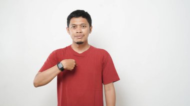 Asyalı adam beyaz arka planda işaret dili kullanıyor. İşaret dilini elle öğren. ASL Amerikan İşaret Dili