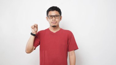 Asyalı adam beyaz arka planda işaret dili kullanıyor. İşaret dilini elle öğren. ASL Amerikan İşaret Dili