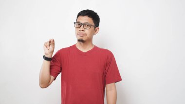 Asyalı adam beyaz arka planda işaret dili kullanıyor. İşaret dilini elle öğren. ASL Amerikan İşaret Dili