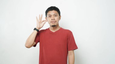 Asyalı adam beyaz arka planda işaret dili kullanıyor. İşaret dilini elle öğren. ASL Amerikan İşaret Dili