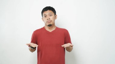 Asyalı adam beyaz arka planda işaret dili kullanıyor. İşaret dilini elle öğren. ASL Amerikan İşaret Dili