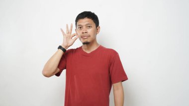 Asyalı adam beyaz arka planda işaret dili kullanıyor. İşaret dilini elle öğren. ASL Amerikan İşaret Dili