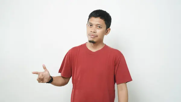 Asyalı adam beyaz arka planda işaret dili kullanıyor. İşaret dilini elle öğren. ASL Amerikan İşaret Dili