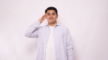 Asyalı adam işaret dilini eliyle kullanıyor. İşaret dilini elle öğren. ASL Amerikan İşaret Dili