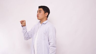 Asyalı adam işaret dilini eliyle kullanıyor. İşaret dilini elle öğren. ASL Amerikan İşaret Dili