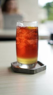 Masada güneş kokteyli var.