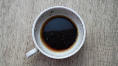Tahta masada yarım fincan sade kahve. tope görünümü