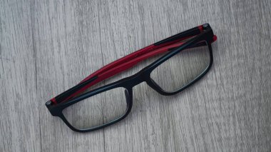 Ahşap arka planda gözlük camı