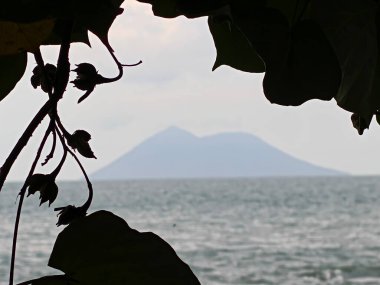 Endonezya, Anyer plajından görülen Krakatau volkanı ya da Anak Krakatau Dağı 'nın çocuğu