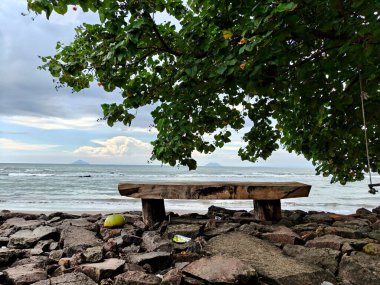 Plajdaki taş sandalyeye uzan.