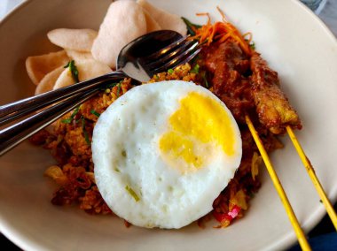 Güneşli tarafı yumurtalı, tuzlu ve sıcak, az pişmiş.