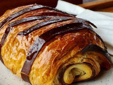 Masadaki çikolatalı kruvasanı kapat.