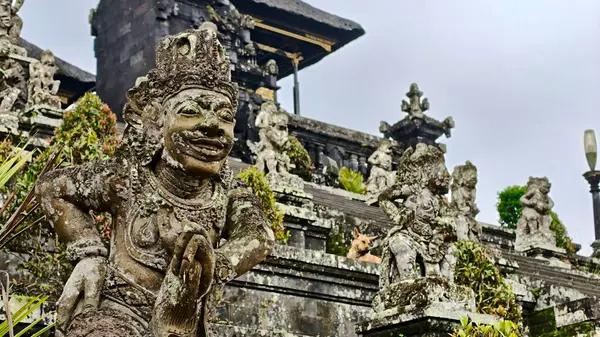 Endonezya, Bali 'deki pura besakih kompleksi görüşleri