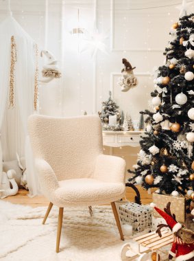 dekore edilmiş noel ağacı ve ışık ve duvar zemininde hediye kutuları.