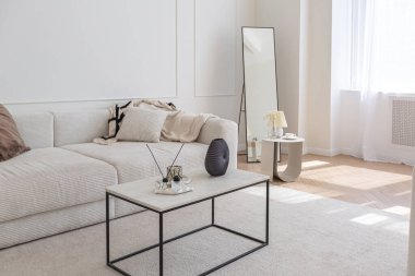 Süper beyaz, basit, temiz ve şık iç mimari modern mobilyalarla çıplak renkli ve zıt siyah elementlerle. Büyük, parlak bir oturma odasının lüks tasarımı.