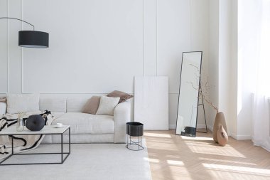 Süper beyaz, basit, temiz ve şık iç mimari modern mobilyalarla çıplak renkli ve zıt siyah elementlerle. Büyük, parlak bir oturma odasının lüks tasarımı.