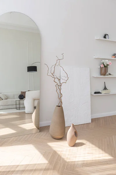 초흰색의 깨끗하고 실내와 색상의 그리고 대조적 커다랗고 거실의 디자인 — 스톡 사진