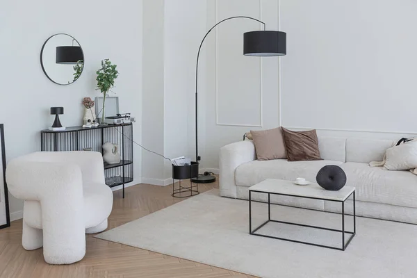 超白色的简单 干净和时尚的内部现代家具在裸体的颜色和对比的黑色元素 一间大而明亮的客厅的豪华设计 — 图库照片