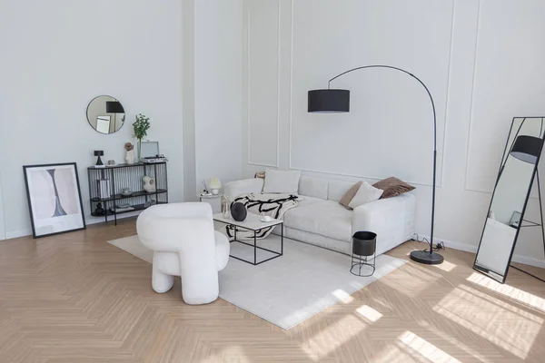 ヌードカラーと対照的な黒の要素でモダンな家具と超白のシンプルな清潔でスタイリッシュなインテリア 大きな明るい部屋のリビングルームの豪華なデザイン — ストック写真