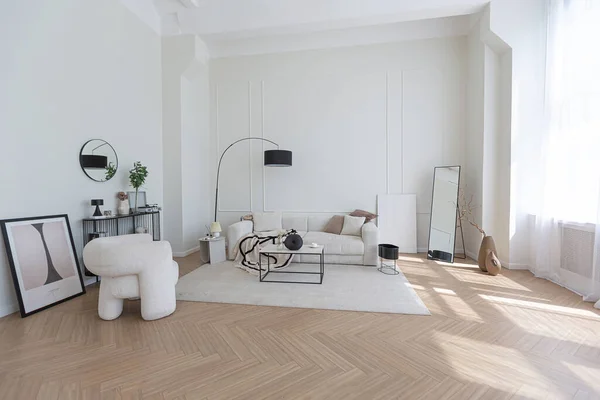 Superweißes Einfaches Sauberes Und Stilvolles Interieur Mit Modernen Möbeln Nudefarben — Stockfoto