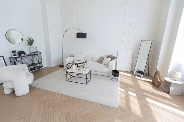 Interior Super Putih Sederhana Bersih Dan Bergaya Dengan Furnitur Modern — Stok Foto