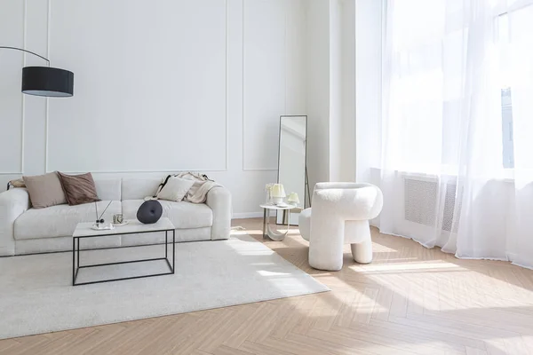 Super Bílý Jednoduchý Čistý Stylový Interiér Moderním Nábytkem Nahé Barvě — Stock fotografie