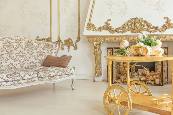 豪华昂贵的内部一个大巴洛克皇家客厅 古老的家具 金色的装饰 巨大的窗户 墙壁上有金色填充物的壁炉 充满了白昼 — 图库照片