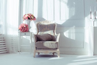 lüks temiz parlak beyaz iç. güneş ışığı ve çiçek vazo içinde geniş bir oda