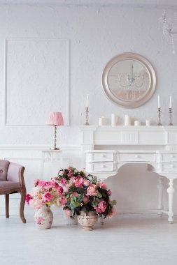 lüks temiz parlak beyaz iç. güneş ışığı ve çiçek vazo içinde geniş bir oda