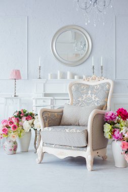 lüks temiz parlak beyaz iç. güneş ışığı ve çiçek vazo içinde geniş bir oda