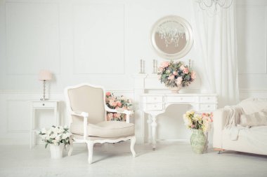 lüks temiz parlak beyaz iç. güneş ışığı ve çiçek vazo içinde geniş bir oda