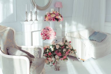 lüks temiz parlak beyaz iç. güneş ışığı ve çiçek vazo içinde geniş bir oda