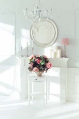 lüks temiz parlak beyaz iç. güneş ışığı ve çiçek vazo içinde geniş bir oda