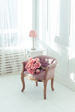 lüks temiz parlak beyaz iç. güneş ışığı ve çiçek vazo içinde geniş bir oda