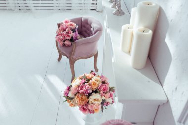 lüks temiz parlak beyaz iç. güneş ışığı ve çiçek vazo içinde geniş bir oda