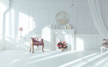 lüks temiz parlak beyaz iç. güneş ışığı ve çiçek vazo içinde geniş bir oda