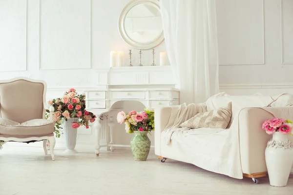 Čisté Světlé Luxusní Bílý Interiér Prostorný Pokoj Slunečního Záření Květiny — Stock fotografie