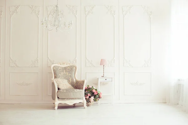 Luxuriöse Saubere Helle Weiße Innenräume Ein Geräumiger Raum Mit Sonnenlicht — Stockfoto