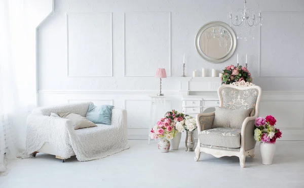 Luxury Clean Bright White Interior Spacious Room Sunlight Flowers Vases — Stock Photo, Image