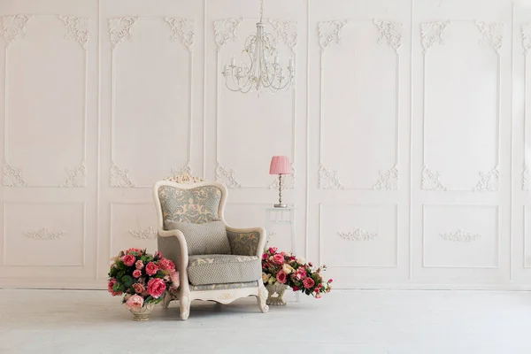 豪华干净明亮的白色内饰 宽敞的房间配阳光和鲜花的花瓶 — 图库照片