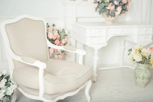 豪华干净明亮的白色内饰 宽敞的房间配阳光和鲜花的花瓶 — 图库照片