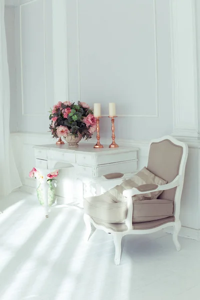 Luxe Schone Heldere Witte Interieur Een Ruime Kamer Met Zonlicht — Stockfoto