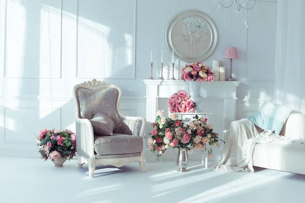 Luksusowe Wnętrze Biały Czysty Jasny Przestronny Pokój Promieni Słonecznych Kwiaty — Zdjęcie stockowe