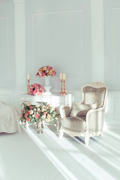 Interior Blanco Brillante Limpio Lujo Una Amplia Habitación Con Luz —  Fotos de Stock