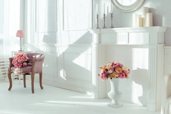 Lüks Temiz Parlak Beyaz Güneş Işığı Çiçek Vazo Içinde Geniş — Stok fotoğraf