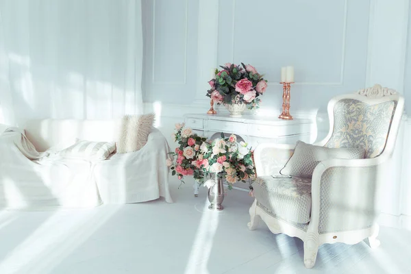 Luxury Clean Bright White Interior Spacious Room Sunlight Flowers Vases — Stock Photo, Image
