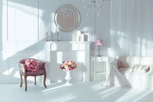 Čisté Světlé Luxusní Bílý Interiér Prostorný Pokoj Slunečního Záření Květiny — Stock fotografie