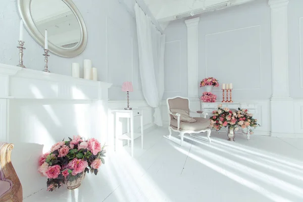 Luksusowe Wnętrze Biały Czysty Jasny Przestronny Pokój Promieni Słonecznych Kwiaty — Zdjęcie stockowe